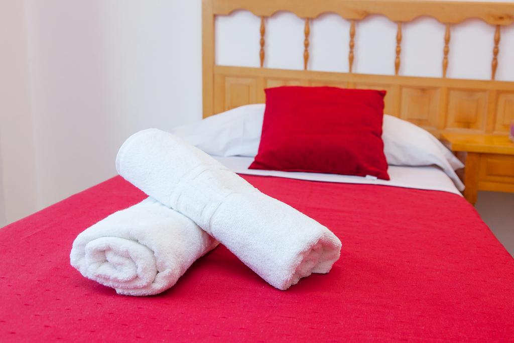 Apartamentos Puet Sant Antoni de Portmany Oda fotoğraf